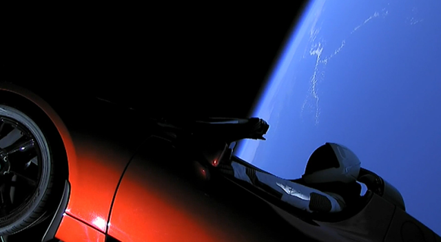 Musk, Tesla&#039;sını uzaya fırlatarak &#039;paranın satın alamayacağı&#039; reklamı yaptı