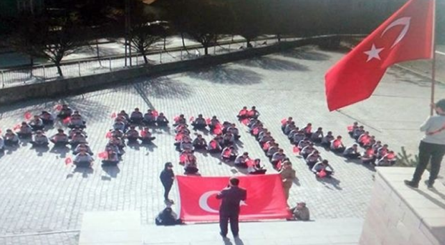 Öğrenciler okul bahçesinde &#039;Afrin&#039; yazıp Türk bayrağı açtı