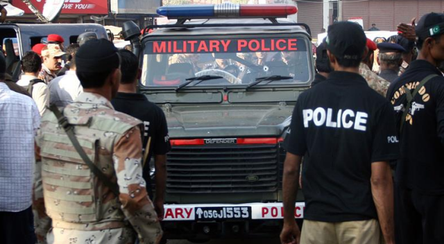 Pakistan&#039;da sınır muhafızlarını taşıyan araca silahlı saldırı: 4 polis öldü