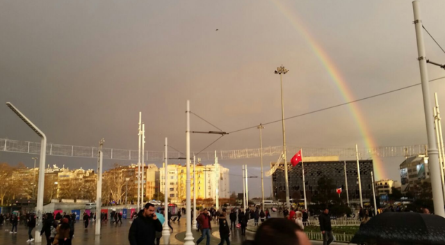 Taksim’de beliren gökkuşağı kendine hayran bıraktı