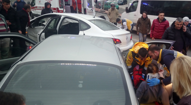 Zonguldak’ta iki otomobil kavşakta çarpıştı: 4 yaralı