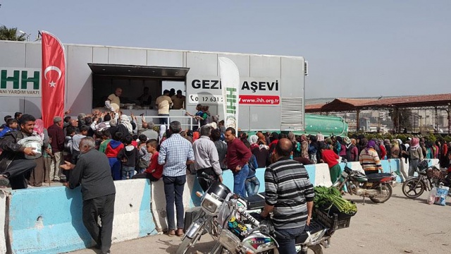 Afrin&#039;de günde 10 bin kişiye sıcak yemek çıkartılıyor