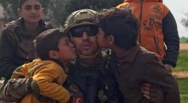 Afrinli çocuklar Türk askerini öperken...