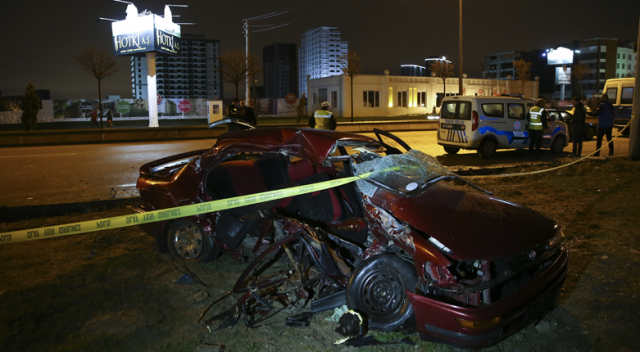 Ankara&#039;da otomobiller kafa kafaya çarpıştı: 2 ölü