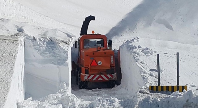 Baharda 4 metre karla mücadele ediyorlar