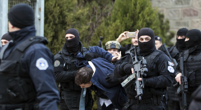 Balkanlar&#039;da yüksek gerilim: Gözaltına alındı ortalık karıştı!