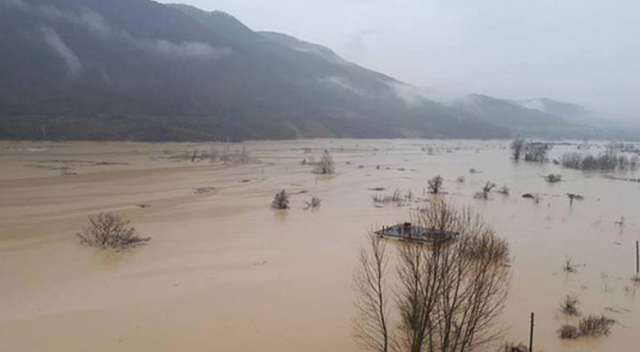 Bartın&#039;da baraj suları yükseldi, köy yolu kapandı
