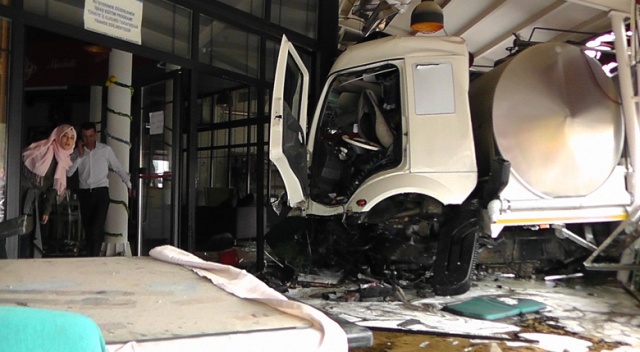 Çanakkale&#039;de tır kafeye daldı, 8 kişi yaralandı