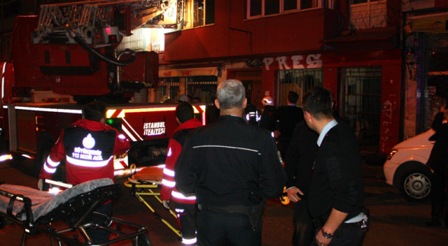 Fatih&#039;de korkutan yangın: 4 yaralı