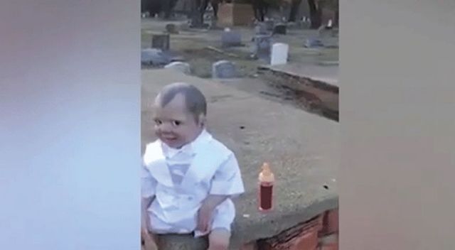 Gözleriyle takip eden dünyanın en korkunç oyuncak bebeği