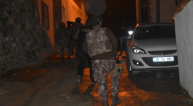 İzmir&#039;de nevruz öncesi operasyon, 61 gözaltı var