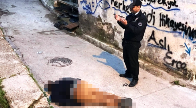 İzmir&#039;de sokak ortasında cansız beden bulan polis, ellerini açıp dua etti