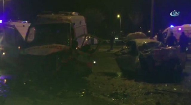 Kayseri&#039;de ambulans ile otomobil çarpıştı: 6 ölü