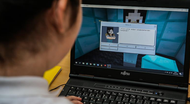 Kodlama eğitimi alan öğrenciler, bilgisayar oyunuyla ders çalışıyor