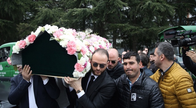 Mina Başaran&#039;ın nişanlısı mezarlığa gidip bu çiçeği bıraktı
