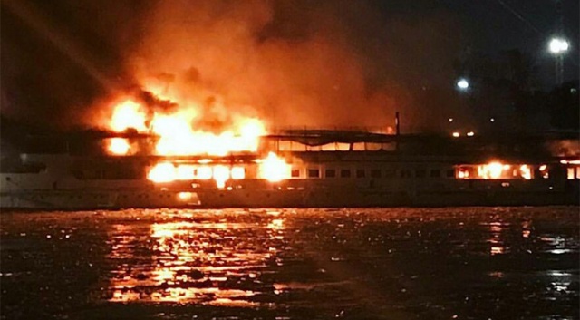 Moskova’da eğlence gemisi yandı