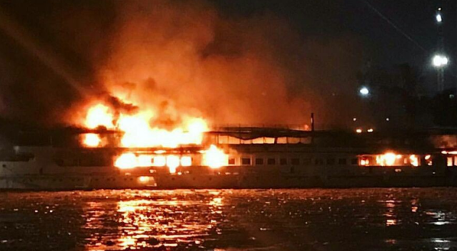 Moskova’da eğlence gemisinde yangın