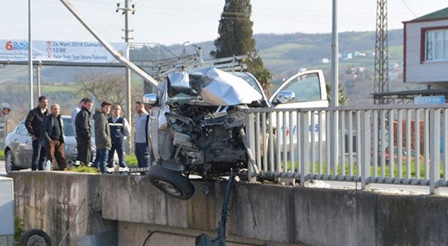 Samsun&#039;da feci kaza: Köprüde asılı kaldı