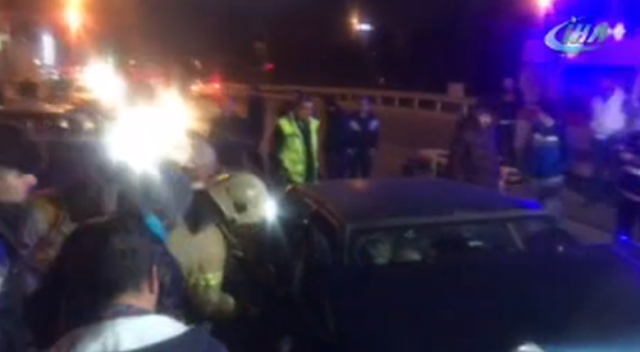 Sultanbeyli’de otomobil bariyere çarptı: 4 yaralı