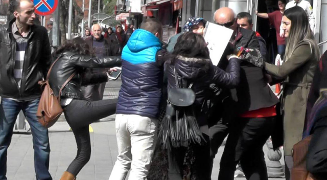 Zonguldak&#039;ta kadınların tekmeli yumruklu kavgası