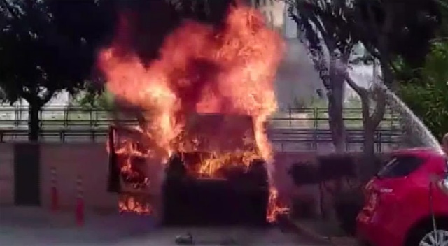 Adana&#039;da alev alev yanan otomobilde patlamalar oldu