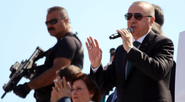 Erdoğan&#039;dan yere düşen bayrağı görünce konuşmasını yarıda kesti