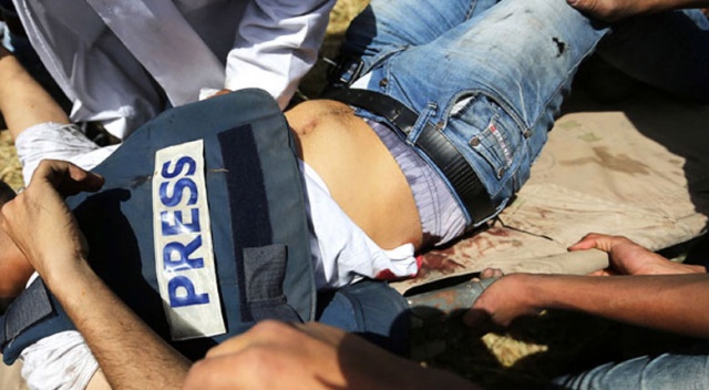 Gazze sınırında yaralanan Filistinli gazeteci hayatını kaybetti