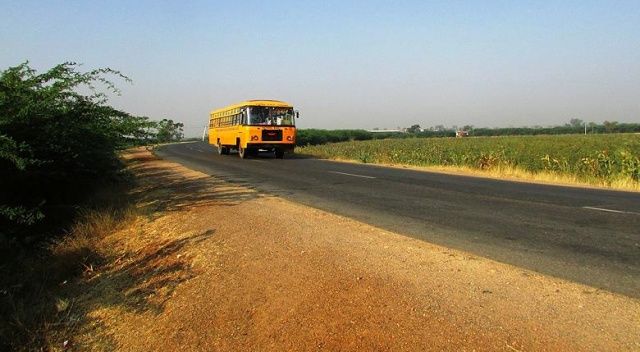 Hindistan&#039;da otobüs kazası: 27 çocuk öldü