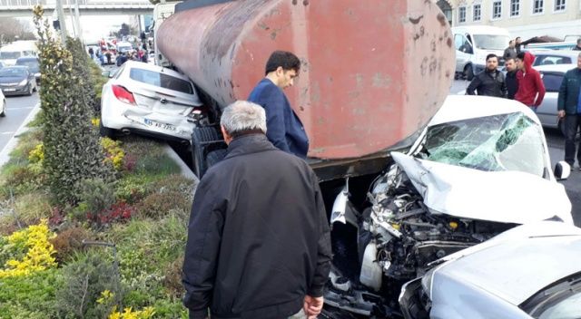 İstanbul&#039;da korkunç kaza! Tanker, 12 araca birden çarptı