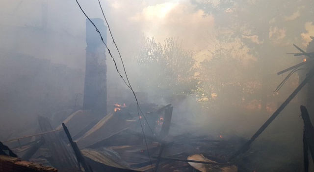 Karabük&#039;te yangın çıktı! 3 ev yanıyor