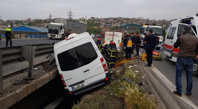 Kocaeli&#039;de tır ile minibüs çarpıştı, vali ve kaymakamların eşleri yaralandı