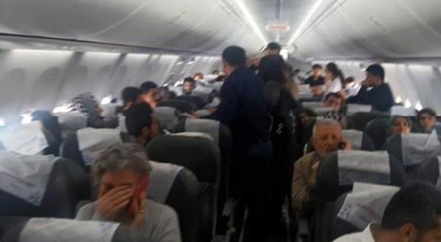 Uçakta gergin dakikalar! Yolcular tepki gösterdi