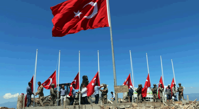 9 şehit verilen tepeye 9 Türk bayrağı