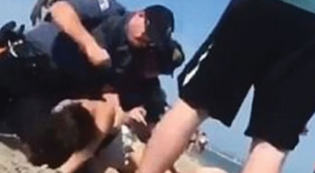 ABD&#039;de polis genç kızın kafasını yumrukladı!