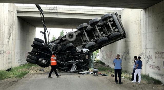 Ankara&#039;da korkunç olay! TIR köprü boşluğuna düştü