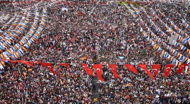 Cumhurbaşkanı Erdoğan bekleyen kalabalığı görünce mest oldu