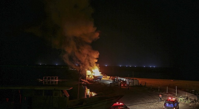 İsrail, Gazze limanındaki iki tekneyi vurdu