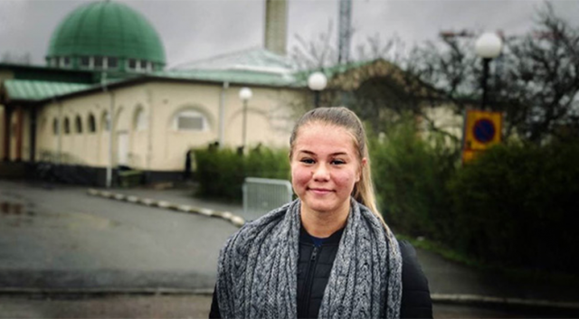 İsveç, Müslüman olan kadın futbolcuyu konuşuyor
