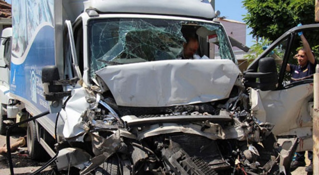 İzmir Aydın Karayolu&#039;nda feci kaza: 6 araç birbirine girdi
