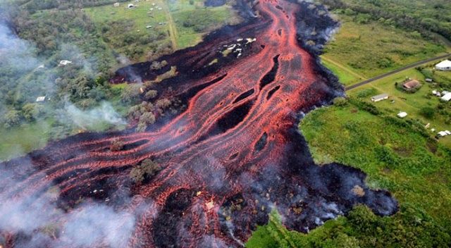 Kilauea Yanardağı&#039;ndan püsküren lavlar denize ulaştı