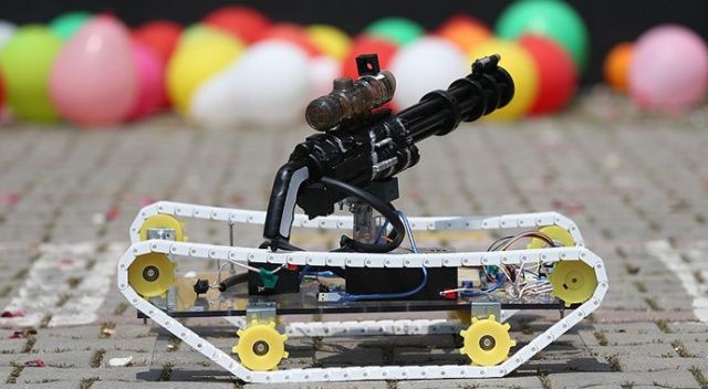 Lise öğrencisi, lazer güdümlü insansız tank prototipi geliştirdi