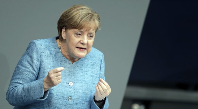 Merkel: İran anlaşmaya bağlı kalıyor