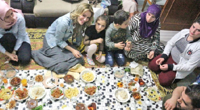 Suriyeli ailenin iftar misafiri Gamze Özçelik