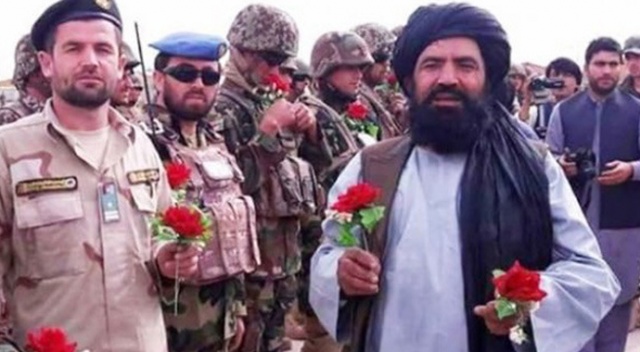Afganistan&#039;da tarihî gün! Taliban çiçeklerle Kabil&#039;e geldi