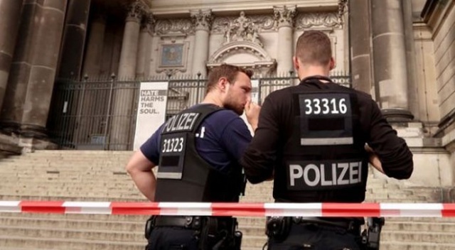 Almanya&#039;da polise saldırı