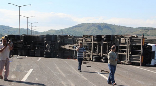 Ankara&#039;da sıfır araç taşıyan TIR devrildi