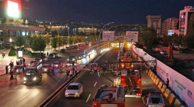 Ankara&#039;da vinç yola devrildi