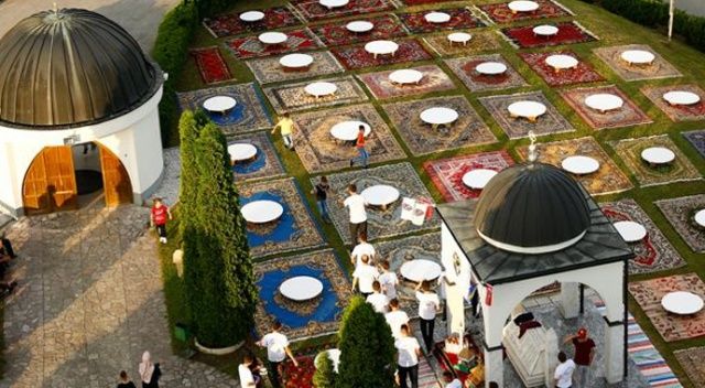 Bosna Hersek&#039;in &#039;yerde çiçekler açtıran&#039; iftar sofrası