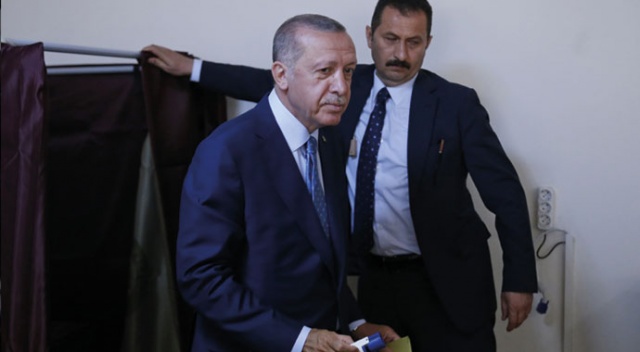 Cumhurbaşkanı Erdoğan, oy kullandığı sandıktan 1&#039;inci çıktı