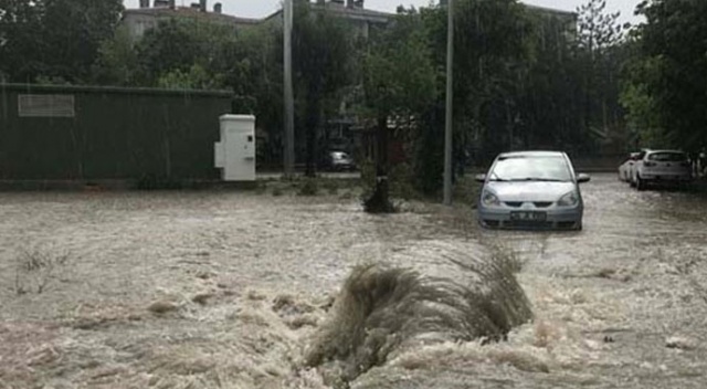 Edirne&#039;de sağanak yağış nedeniyle yol çöktü